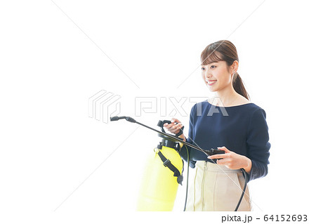 消毒液を使う若いビジネスウーマン 消毒液を使う若いビジネスウーマン 64152693