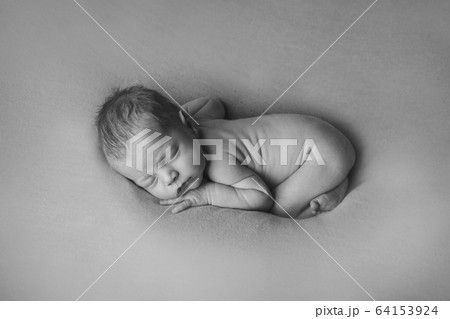 little naked sleeping naked Newborn baby lying. Imitation of baby in...の写真素材 ...