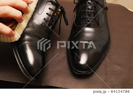 革靴のお手入れ(ブラッシング) 革靴のお手入れ(ブラッシング) 64154786