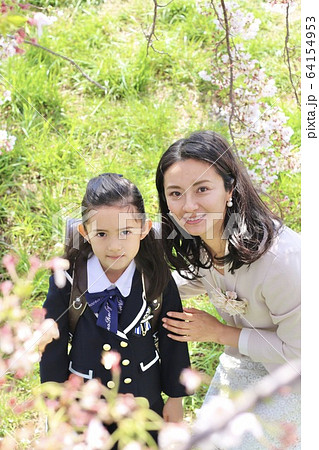 家族 桜 小学校 入学式 ランドセル 新入生 新一年生 母 娘の写真素材