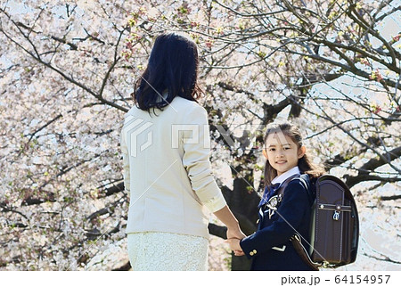 家族 桜 小学校 入学式 ランドセル 新入生 新一年生 母 娘の写真素材