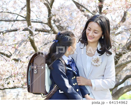 家族 桜 小学校 入学式 ランドセル 新入生 新一年生 母 娘 家族 桜 小学校 入学式 ランドセル 新入生 新一年生 母 娘 64154962