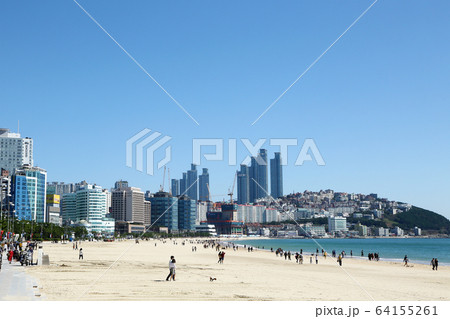 韓国　釜山の海雲台ビーチ 64155261