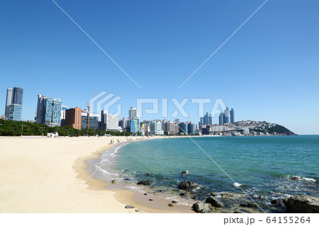 韓国　釜山の海雲台ビーチ 64155264
