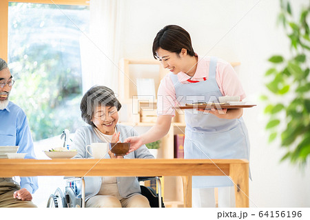 シニア 食事をするシニア夫婦 おばあちゃん 64156196