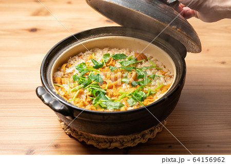 ウニの炊き込みご飯。土鍋の蓋を開ける。 ウニの炊き込みご飯。土鍋の蓋を開ける。 64156962