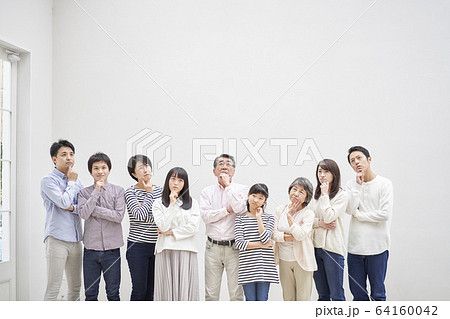 考えるイメージ　3世代　家族 64160042