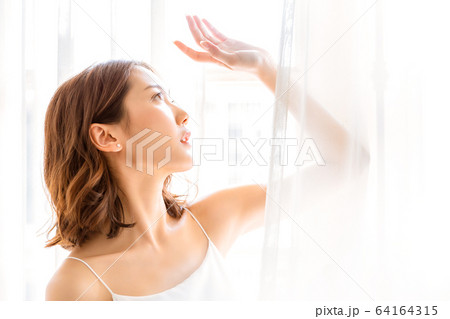 美人　女性　明るい　部屋　室内　カーテン　笑顔　人物　素材 64164315