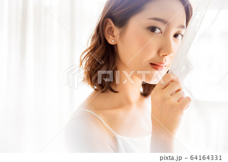 美人　女性　明るい　部屋　室内　カーテン　笑顔　人物　素材 64164331