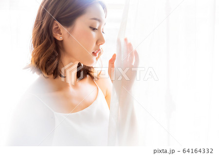 美人 女性 明るい 部屋 室内 カーテン 笑顔 人物 素材 美人 女性 明るい 部屋 室内 カーテン 笑顔 人物 素材 64164332