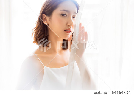 美人 女性 明るい 部屋 室内 カーテン 笑顔 人物 素材 美人 女性 明るい 部屋 室内 カーテン 笑顔 人物 素材 64164334