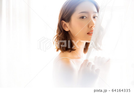 美人　女性　明るい　部屋　室内　カーテン　笑顔　人物　素材 64164335