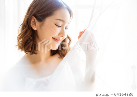 美人 女性 明るい 部屋 室内 カーテン 笑顔 人物 素材 美人 女性 明るい 部屋 室内 カーテン 笑顔 人物 素材 64164336