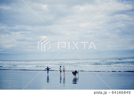 海 年始 エモい 砂浜 ちびっこ 子供 遊び 空 青 自然 九十九里浜 風景 屋外 野外 家族の写真素材