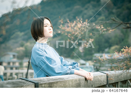 春の嵐山 渡月橋　観光するの女性 64167646