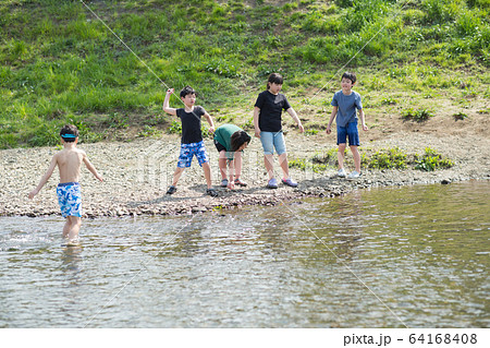 川遊びする小学生の写真素材