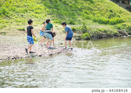 川遊びする小学生の写真素材