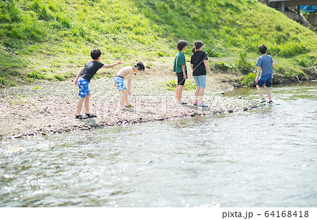 川遊びする小学生の写真素材