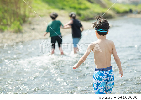 川遊びする小学生の写真素材