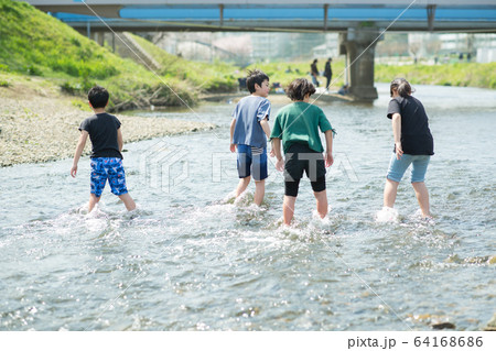 川遊びする小学生 川遊びする小学生 64168686