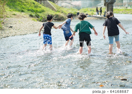 川遊びする小学生 川遊びする小学生 64168687