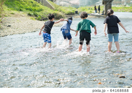 川遊びする小学生 川遊びする小学生 64168688