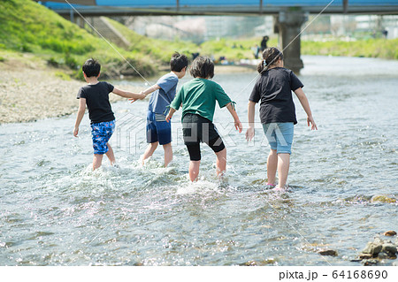 川遊びする小学生 64168690