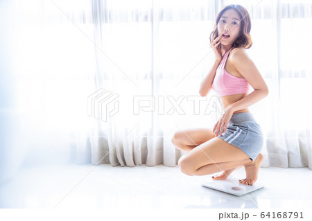 可愛い 女性 ダイエット 体重計 測る 部屋 人物 素材 可愛い 女性 ダイエット 体重計 測る 部屋 人物 素材 64168791