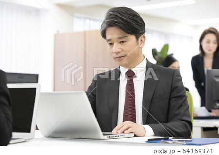 ビジネスシーン　パソコンに向かう中高年男性 64169371