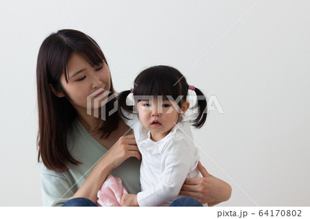 母親　子供　泣き顔 64170802