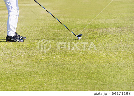 ドライバーショット ティーショット ゴルフ場 ティーグラウンド ゴルフイメージ の写真素材