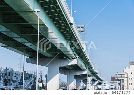 インフラメンテナンス 高架橋 高速道路 青空 橋脚 インフラメンテナンス 高架橋 高速道路 青空 橋脚 64171274
