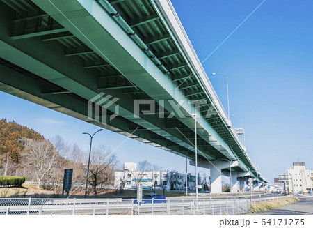 インフラメンテナンス　高架橋　高速道路　青空　橋脚 64171275