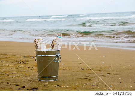 海のプラスチックゴミ、ビーチの清掃、ゴミ拾い、海洋汚染など	 海のプラスチックゴミ、ビーチの清掃、ゴミ拾い、海洋汚染など	 64173710