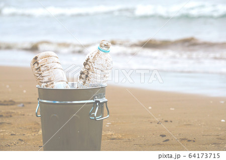 海のプラスチックゴミ、ビーチの清掃、ゴミ拾い、海洋汚染など	 海のプラスチックゴミ、ビーチの清掃、ゴミ拾い、海洋汚染など	 64173715