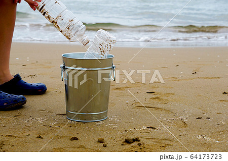 海のプラスチックゴミ、ビーチの清掃、ゴミ拾い、海洋汚染など	 海のプラスチックゴミ、ビーチの清掃、ゴミ拾い、海洋汚染など	 64173723