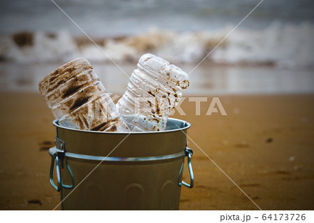 海のプラスチックゴミ、ビーチの清掃、ゴミ拾い、海洋汚染など	 海のプラスチックゴミ、ビーチの清掃、ゴミ拾い、海洋汚染など	 64173726