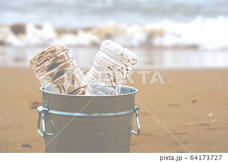 海のプラスチックゴミ、ビーチの清掃、ゴミ拾い、海洋汚染など	 海のプラスチックゴミ、ビーチの清掃、ゴミ拾い、海洋汚染など	 64173727