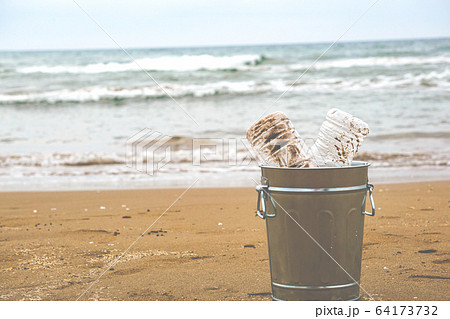 海のプラスチックゴミ、ビーチの清掃、ゴミ拾い、海洋汚染など	 64173732