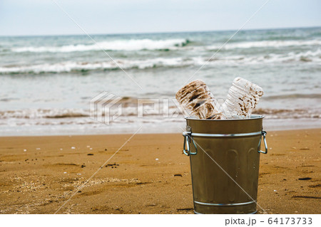 海のプラスチックゴミ、ビーチの清掃、ゴミ拾い、海洋汚染など	 海のプラスチックゴミ、ビーチの清掃、ゴミ拾い、海洋汚染など	 64173733