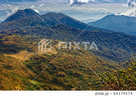 火打山から紅葉の天狗の庭・高谷池と妙高山・黒姫山の眺め 64174574