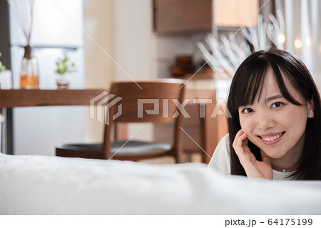 自宅でくつろぐ若い女性 自宅でくつろぐ若い女性 64175199