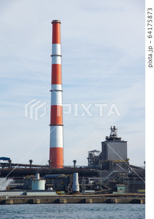 製鉄所の巨大煙突 製鉄所の巨大煙突 64175873