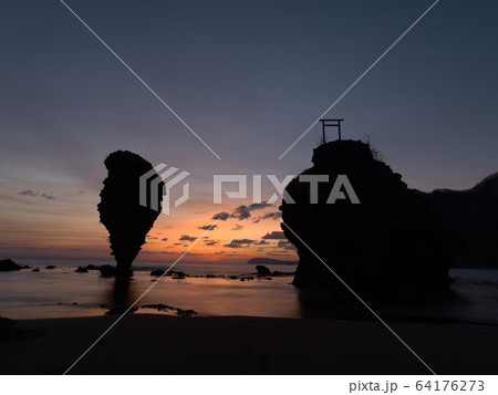 朝日に照らされるえびす岩と大黒岩 朝日に照らされるえびす岩と大黒岩 64176273