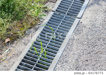 道の溝のグレーチング 道の溝のグレーチング 64176773