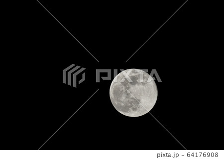 日本の横浜都市景観 スーパームーン・横浜から望む月 64176908