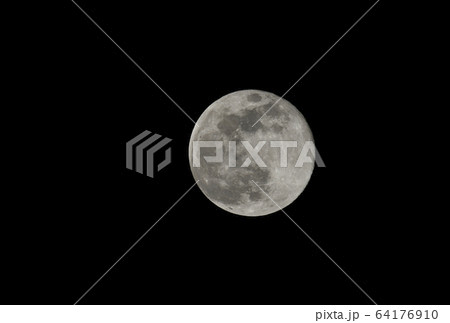 日本の横浜都市景観 スーパームーン・横浜から望む月 64176910