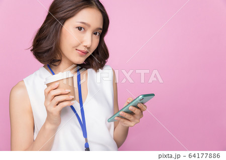 女性 ビジネス 会社員 背景 人物 携帯電話 スマホ 女性 ビジネス 会社員 背景 人物 携帯電話 スマホ 64177886