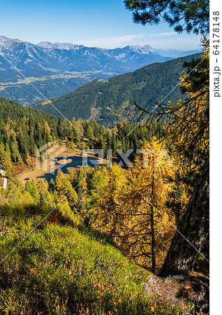 Calm autumn Alps mountain lake with clear 64178148