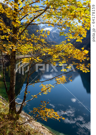 Peaceful autumn Alps mountain lake with clear 64178159